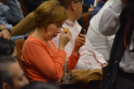 A diferencia de los diputados que se arrullaron con la comparecencia de Enrique Pérez, esta mujer se mantuvo despierta completando el maquillaje que no pudo terminar  en casa. Es de reconocerse que no lo hizo mientras conducía hacia el Palacio Legislativo.