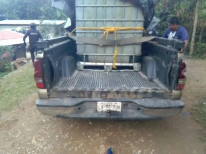 Mediante un intenso operativo, oficiales de Seguridad Pública adscritos a Fortín, lograron asegurar tres vehículos que contaban con reporte de robo y que transportaban varios contenedores con combustible de dudosa procedencia, en la localidad de Tuxpanguillo, municipio de Ixtaczoquitlan, Ver..
