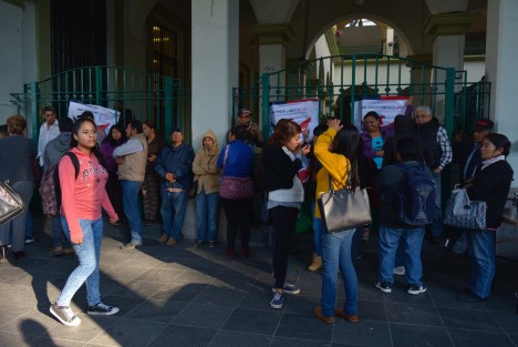 Desde temprana hora de este miércoles, integrantes de Progesa México bloquearon los accesos del Palacio Municipal de Xalapa, impidiendo el acceso a los trabajadores del Ayuntamento, por lo que tuvieron que anotarse en listas para registrar su llegada. 