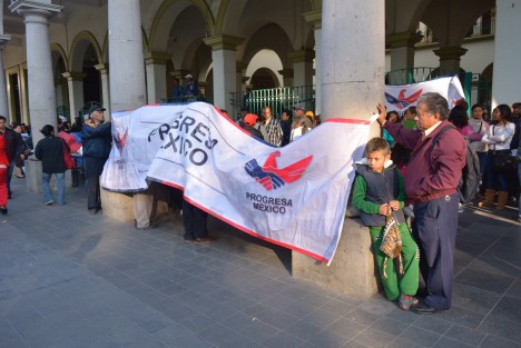 Desde temprana hora de este miércoles, integrantes de Progesa México bloquearon los accesos del Palacio Municipal de Xalapa, impidiendo el acceso a los trabajadores del Ayuntamento, por lo que tuvieron que anotarse en listas para registrar su llegada. 