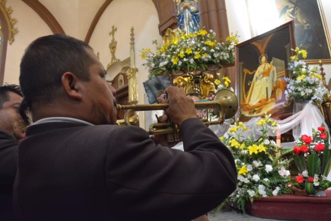 Como es tradición cada 22 de noviembre, músicos xalapeños acuden a dar gracias a Santa Cecilia, su patrona y protectora, debido a que la tradición cuenta que mientras ella era martirizada, cantaba Salmos. 