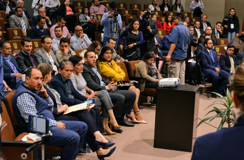 Con la presencia de la mayoría de diputados del PAN y algunos de otros partidos, se lleva a cabo la comparecencia del titular de la SIOP, Julen Rementería del Puerto.  