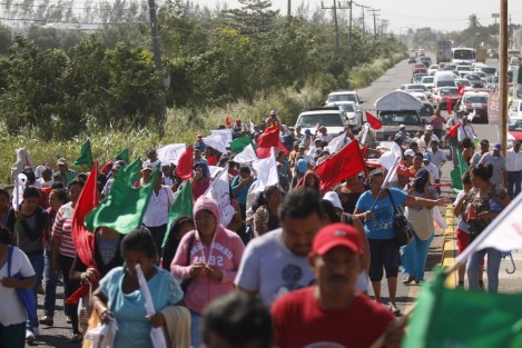 Un grupo de integrantes de Antorcha Campesina marcharon sobre la carretera Veracruz-Medellín para exigirle al alcalde Luis Gerardo Pérez, que cumpla con las obras prometidas pues los inconformes aseguran que ya hay un presupuesto etiquetado para ello. 