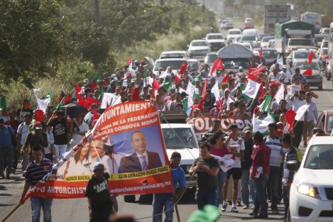 Un grupo de integrantes de Antorcha Campesina marcharon sobre la carretera Veracruz-Medellín para exigirle al alcalde Luis Gerardo Pérez, que cumpla con las obras prometidas pues los inconformes aseguran que ya hay un presupuesto etiquetado para ello. 