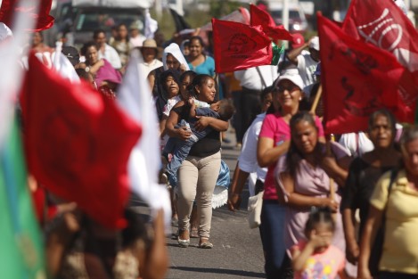 Un grupo de integrantes de Antorcha Campesina marcharon sobre la carretera Veracruz-Medellín para exigirle al alcalde Luis Gerardo Pérez, que cumpla con las obras prometidas pues los inconformes aseguran que ya hay un presupuesto etiquetado para ello. 