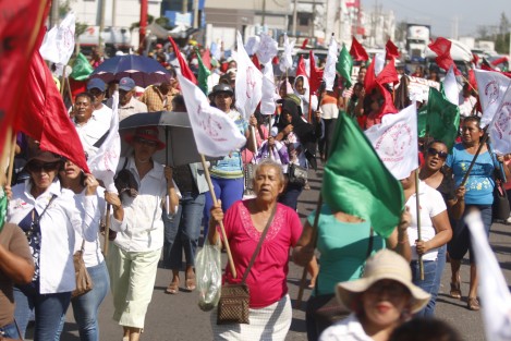 Un grupo de integrantes de Antorcha Campesina marcharon sobre la carretera Veracruz-Medellín para exigirle al alcalde Luis Gerardo Pérez, que cumpla con las obras prometidas pues los inconformes aseguran que ya hay un presupuesto etiquetado para ello. 