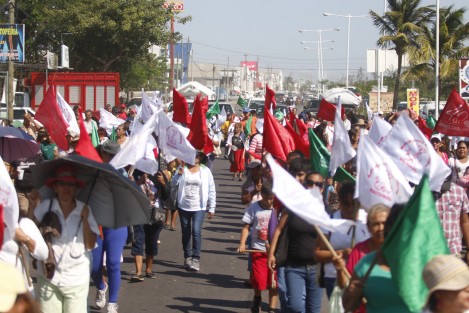 Un grupo de integrantes de Antorcha Campesina marcharon sobre la carretera Veracruz-Medellín para exigirle al alcalde Luis Gerardo Pérez, que cumpla con las obras prometidas pues los inconformes aseguran que ya hay un presupuesto etiquetado para ello. 