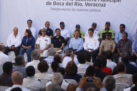 El gobernador de Veracruz, Miguel Ángel Yunes Linares, inauguró la Estación de Bomberos Conurbados en compañía de su hijo Miguel Ángel Yunes Márquez, alcalde de la ciudad.