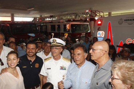 El gobernador de Veracruz, Miguel Ángel Yunes Linares, inauguró la Estación de Bomberos Conurbados en compañía de su hijo Miguel Ángel Yunes Márquez, alcalde de la ciudad.