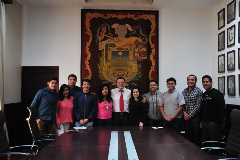 El alcalde Américo Zúñiga Martínez se reunió con jóvenes integrantes del Grupo Cultural Búhos de la Facultad de Derecho de la Universidad Veracruzana con quienes dialogó y compartió diversas reflexiones sobre la importancia de impulsar la trayectoria académica del grupo cultural a través de la realización de foros de intercambio estudiantil. En este sentido, reiteró su apoyo a los jóvenes universitarios ofreciéndoles facilidades por parte del municipio.

