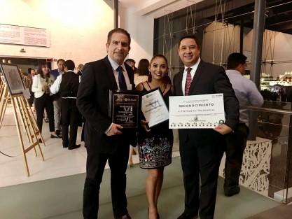 A nombre del alcalde Américo Zúñiga Martínez, el Director de Desarrollo Económico del Ayuntamiento de Xalapa, José Murad Loutfe Hetty, recibió un reconocimiento por parte de la Organización de Estado Americanos (OEA) por haber logrado que mil 500 personas fueran capacitadas gratuitamente a través del Proyecto VIVE.