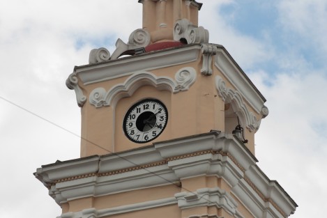 Fuertes rachas de viento de este miércoles, dañaron el reloj de la torre de la iglesia de San José. 