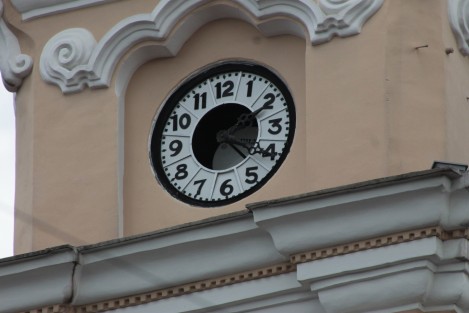 Fuertes rachas de viento de este miércoles, dañaron el reloj de la torre de la iglesia de San José. 