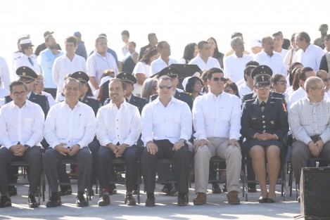 Funcionarios y futuros funcionarios más allegados al gobernador Miguel Ángel Yunes Linares, estuvieron presentes en la celebración del Día de la Armada de México. 