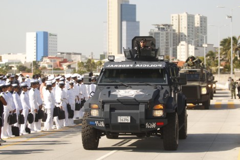 La Secretaría de Marina, a través de la Primera Región Naval, celebra el Día de la Armada de México con un desfile y entrega de reconocimientos a marinos destacados. El gobernador del estado, asistió como invitado, junto con algunos de sus allegados.
