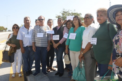 Un grupo de maestros jubilados de la sección 32 del SNTE, se manifestaron durante la conmemoración del Día de la Armada para exigir el pago de sus seguros de retiro. El gobernador quedó en resolverles mañana.