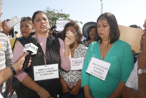 Un grupo de maestros jubilados de la sección 32 del SNTE, se manifestaron durante la conmemoración del Día de la Armada para exigir el pago de sus seguros de retiro. El gobernador quedó en resolverles mañana.