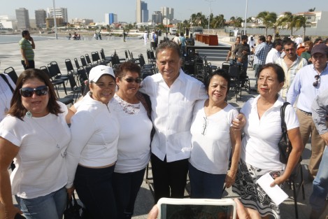 Mientras algunos maestros protestaban, otros se dejaron seducir por las selfies. 