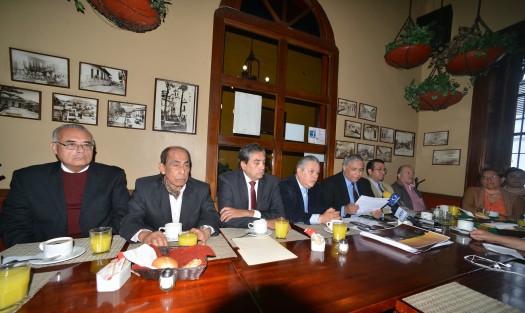  En la misma conferencia, comentaron acerca de la falta de entrega de certificados y títulos por parte de la UPAV, donde también están incorporados. 