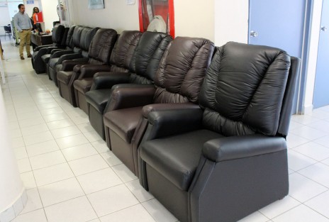 El Consejo Municipal para la Asistencia Social (CONMAS) entregó nueve sillones reclinables al Centro Estatal de Cancerología (CECAN) Dr. Miguel Dorantes Mesa, los cuales permitirán que familiares de pacientes cuenten con mejores condiciones durante su estancia.