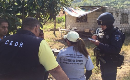 El colectivo Solecito, de buscadores de desparecidos, arribó esta mañana de viernes a las faldas del Cerro de Chicahuaxtla, municipio de Ixtaczoquitlán, exigiendo les permitieran entrar pues supieron que personas ajenas entraron recientemente sin ser parte de alguna autoridad o colectivo, como estipula un acuerdo que tienen.