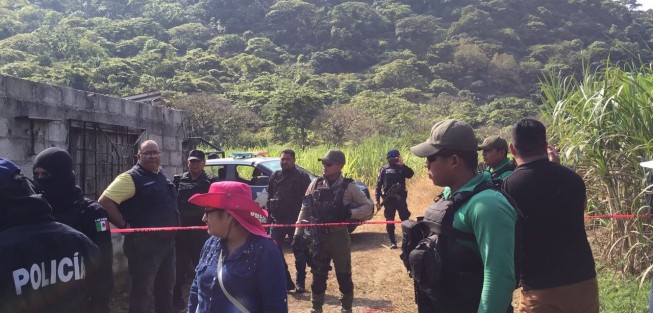 El colectivo Solecito, de buscadores de desparecidos, arribó esta mañana de viernes a las faldas del Cerro de Chicahuaxtla, municipio de Ixtaczoquitlán, exigiendo les permitieran entrar pues supieron que personas ajenas entraron recientemente sin ser parte de alguna autoridad o colectivo, como estipula un acuerdo que tienen.