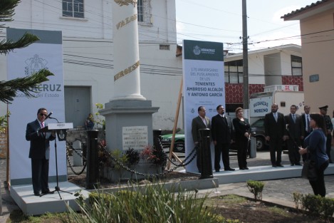 Cabe señalar que si bien hubo acto conmemorativo y guardia de honor ante el munumento que recuerda a los héroes, a diferencia de otros años, esta vez no hubo ni corona ni ofrenda floral alguna, para los defensores de la patria. 
