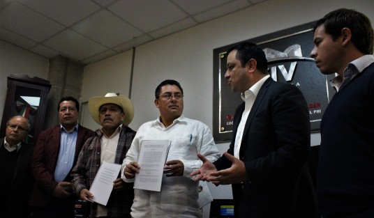 Encabezados por Américo Zúñiga Martínez, alcaldes veracruzanos presentaron una iniciativa al Congreso del Estado, para que quede constancia de que recursos de la bursalitización 2017 quedan pendientes para 199 municipios, mismos que serán ministrados hasta febrero de 2018.