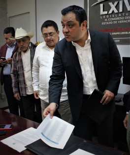 Encabezados por Américo Zúñiga Martínez, alcaldes veracruzanos presentaron una iniciativa al Congreso del Estado, para que quede constancia de que recursos de la bursalitización 2017 quedan pendientes para 199 municipios, mismos que serán ministrados hasta febrero de 2018.