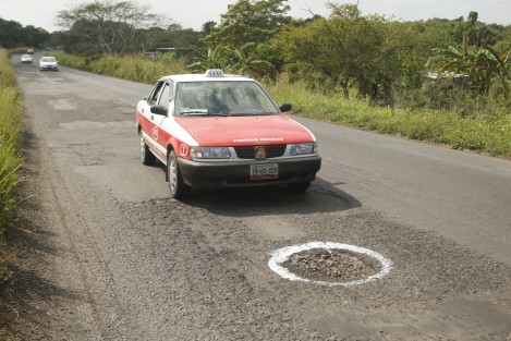 Vecinos de las comunidades de Juan de Alfaro, La Capilla, El Mangal y El Copital, en el municipio de Medellín, piden a las autoridades correspondientes que reparen este tramo carretero pues se suscitan muchos accidentes que pudieran terminar en tragedia.