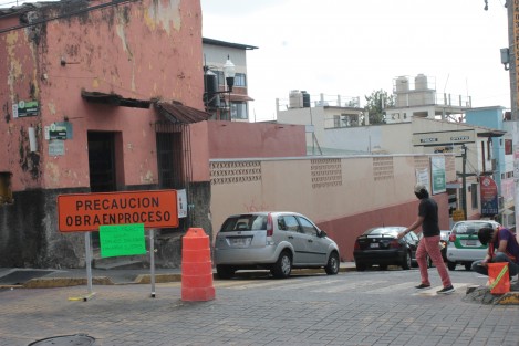 En diferentes cruces de calles aledañas al centro de Xalapa, se está notificando sobre los cierres en los cruceros de Insurgentes y Xalapeños Ilustres, así como Enríquez y Carrillo Puerto.