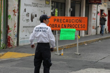 En diferentes cruces de calles aledañas al centro de Xalapa, se está notificando sobre los cierres en los cruceros de Insurgentes y Xalapeños Ilustres, así como Enríquez y Carrillo Puerto.