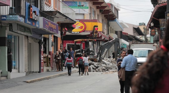 En diferentes cruces de calles aledañas al centro de Xalapa, se está notificando sobre los cierres en los cruceros de Insurgentes y Xalapeños Ilustres, así como Enríquez y Carrillo Puerto.