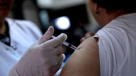 Sector salud refuerza acción contra la influenza aplicando dosis de vacunas a toda la población.

