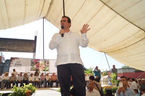 El senador José Francisco Yunes Zorrilla, soaaruvo una reunión de trabajo en Tlapacoyan con productores del campo, con el fin de coordinar acciones para que sigan recibiendo apoyos y poder recuperar el valor agregado de sus productos. 