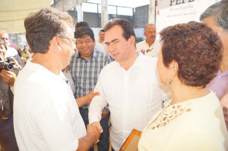 El senador José Francisco Yunes Zorrilla, soaaruvo una reunión de trabajo en Tlapacoyan con productores del campo, con el fin de coordinar acciones para que sigan recibiendo apoyos y poder recuperar el valor agregado de sus productos. 