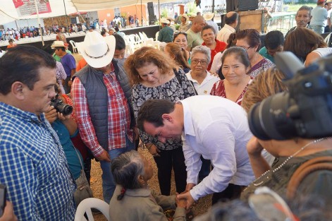 El senador José Francisco Yunes Zorrilla, soaaruvo una reunión de trabajo en Tlapacoyan con productores del campo, con el fin de coordinar acciones para que sigan recibiendo apoyos y poder recuperar el valor agregado de sus productos. 