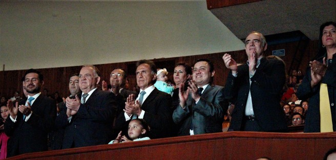 Lo acompañaron el gobernador y el presidente del tribunal , la cordinadora del PRD, la diputada Copete Zapot, diputados del PAN y familia.   Esto en el Teatro del Estado.