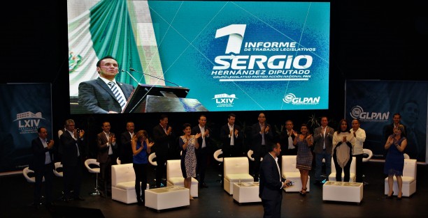 Lo acompañaron el gobernador y el presidente del tribunal , la cordinadora del PRD, la diputada Copete Zapot, diputados del PAN y familia.   Esto en el Teatro del Estado.