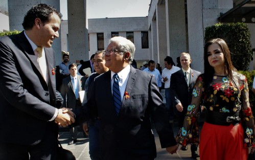 Acompañado de su esposa, y no de la comisión de diputados, Guzmán Avilés abandodó el recinto. 