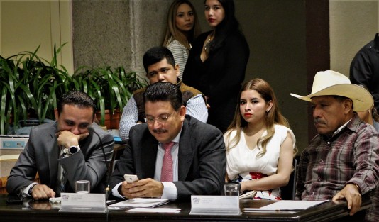 Entre bromas y atendiendo su celular,  la comisión de diputados se la pasó la comparecencia del titular de SEDARPA. 