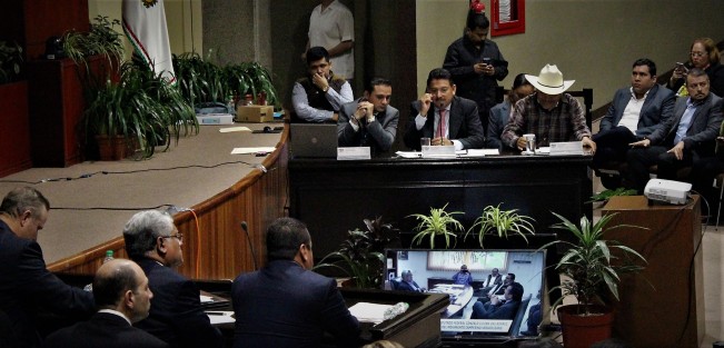 La LXIV Legislatura de Veracruz recibió, con motivo de la Glosa del Primer Informe de Gobierno, la comparecencia del titular de la Secretaría de Desarrollo Agropecuario, Rural y Pesca (SEDARPA), Joaquín Rosendo Guzmán Avilés, quien informó sobre las actividades desarrolladas durante este año en las que destacó el orden administrativo en la entrega de los apoyos y programas destinados al campo.