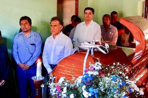 El gobernador del estado de Veracruz, Lic. Miguel Ángel Yunes Linares, y el secretario de gobierno, Rogelio Franco Castán, llegaron a Ixhuatlán de Madero, para acudir al sepelio del alcalde de dicho municipio, Dr. Víctor Manuel Espinoza, asesinado en Banderilla Ver., junto con su esposa y tres personas más.
