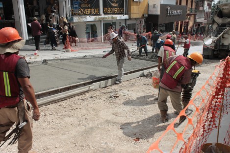Este domingo continuaron con todo las obras de pavimentación en el centro de Xalapa. Hace unos días, el alcalde Américo Zúñiga expresó que las mismas se concluirían en este mes, y antes de su último informe de Gobierno. 