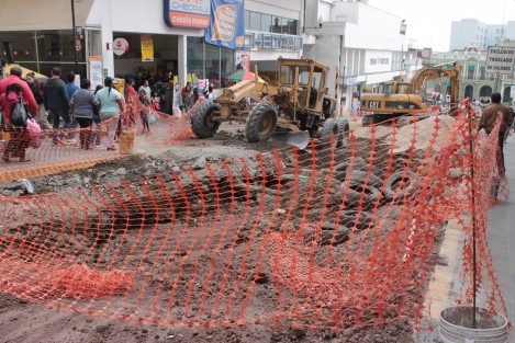 Este domingo continuaron con todo las obras de pavimentación en el centro de Xalapa. Hace unos días, el alcalde Américo Zúñiga expresó que las mismas se concluirían en este mes, y antes de su último informe de Gobierno. 
