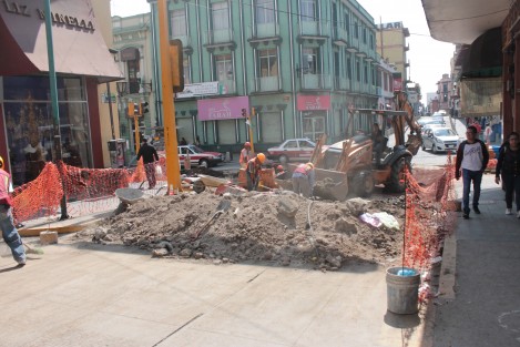Este domingo continuaron con todo las obras de pavimentación en el centro de Xalapa. Hace unos días, el alcalde Américo Zúñiga expresó que las mismas se concluirían en este mes, y antes de su último informe de Gobierno. 