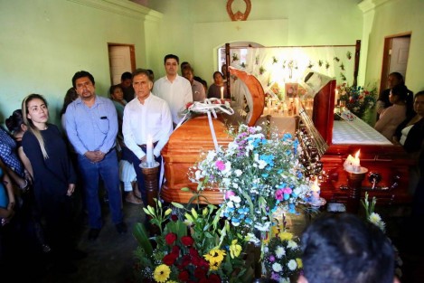 Al asistir a los funerales del Presidente de Ixhuatlán de Madero y de su esposa, el Gobernador Miguel Ángel Yunes Linares afirmó que se hará justicia a la familia y a los habitantes del municipio.
