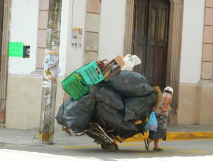 Buscar en la basura una manera más de sobrevivir, actividad que va creciendo por la falta de fuentes de trabajo.