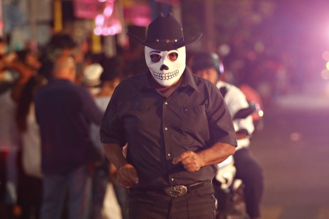Un personaje con máscara de muerte abrió el desfile.
