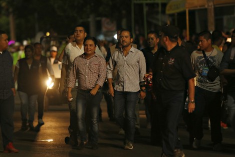 El alcalde electo de Veracruz, Fernando Yunes Márquez, caminó unos metros con el contingente. 